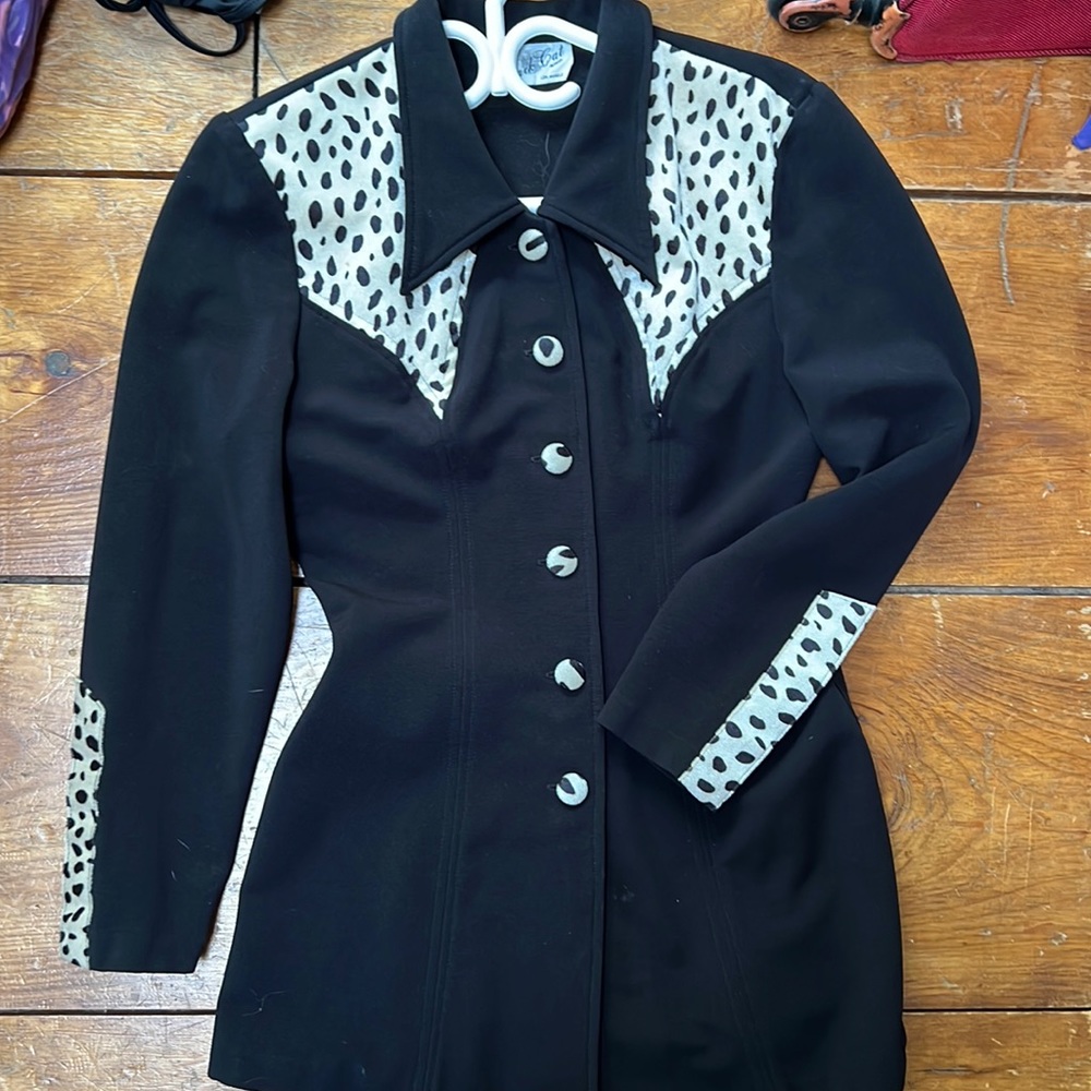 Super cool black coat with leopard print details